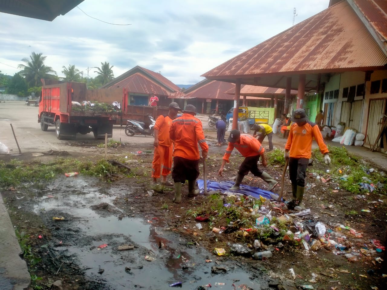 DLH Bersihkan Areal Terminal Bareh Solok dan Pasar Pagi