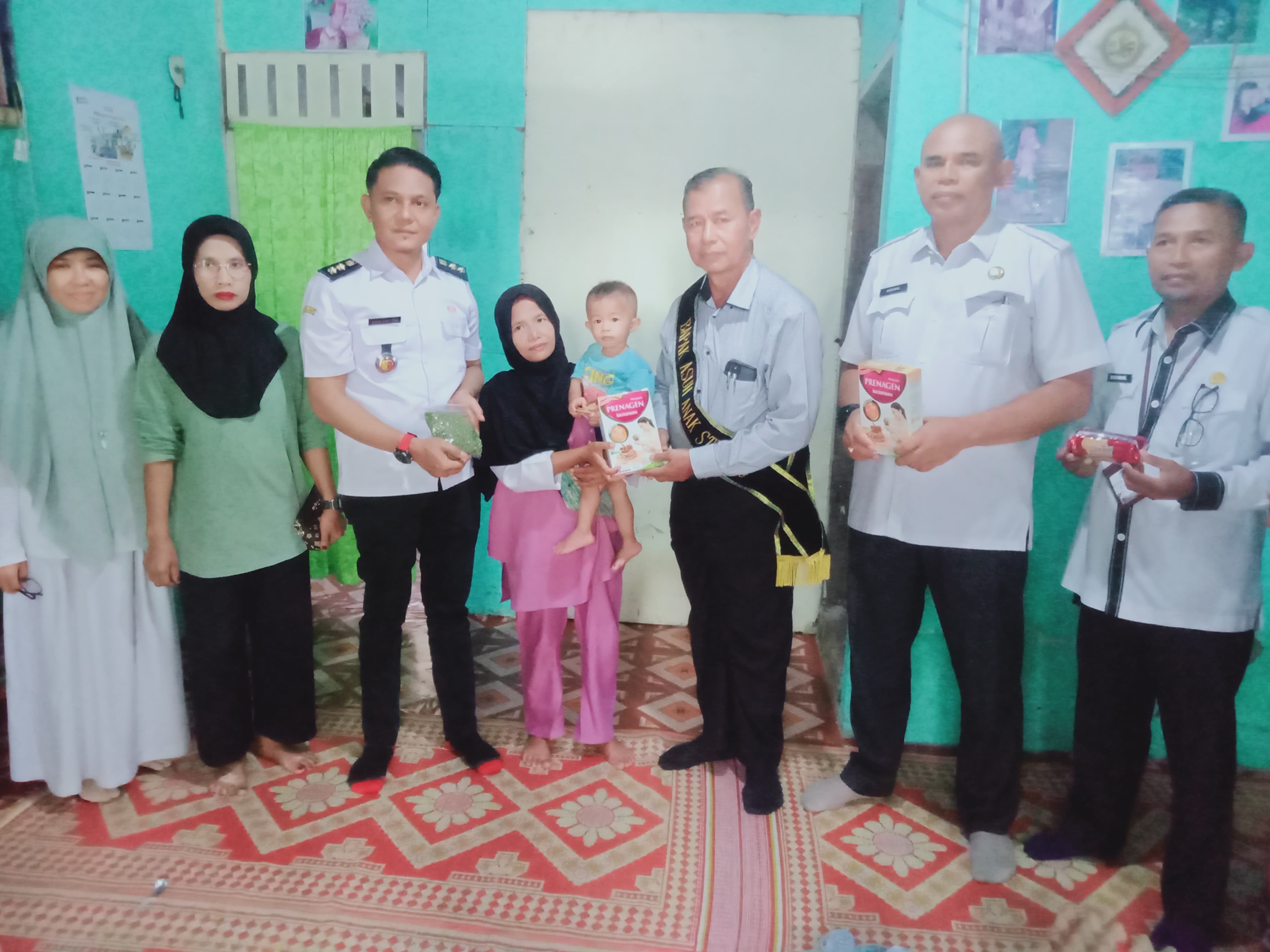 BAZNAS Kota Solok Serahkan Bantuan Bapak Asuh Anak Stunting (BAAS)