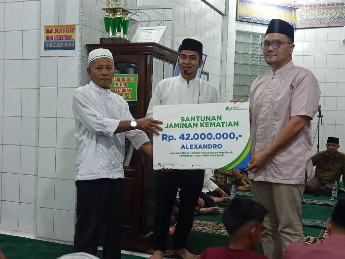 Safari Ramadhan ke Masjid Syukur Simpang Rumbio, Wali Kota Solok Serahkan Santunan Jaminan Kematian BPJS Ketenagakerjaan