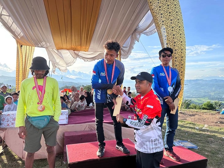 Wali Kota Solok Serahkan Medali Kejurda Paralayang Wali Kota Cup I 2026