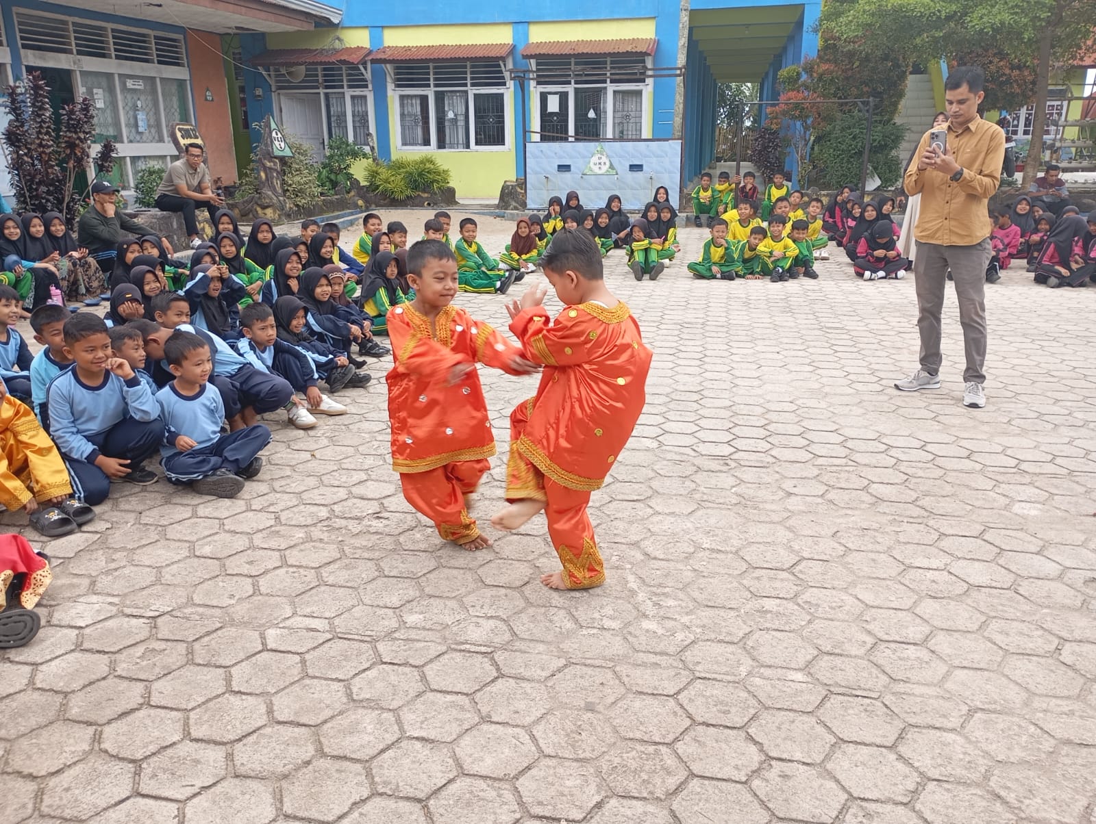 Tampilkan Bakat dan Budaya Lokal, SDN 12 Tanah Garam Hadirkan Program Pemikat Sepatu