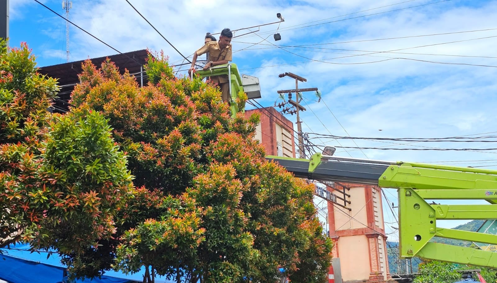 Jaga Kualitas Informasi Publik, Diskominfo Kota Solok Lakukan Perawatan Videotron