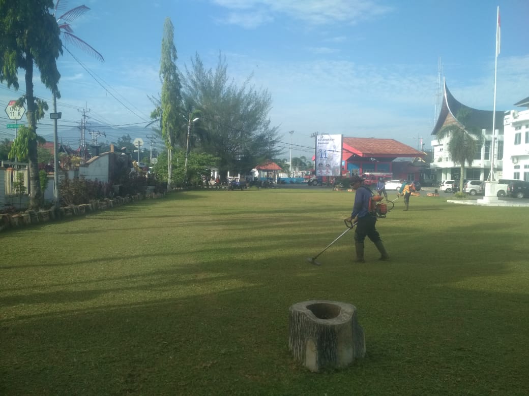 Pembersihan Halaman Balai Kota Solok Jelang Upacara Hari Kebangkitan Nasional 2025