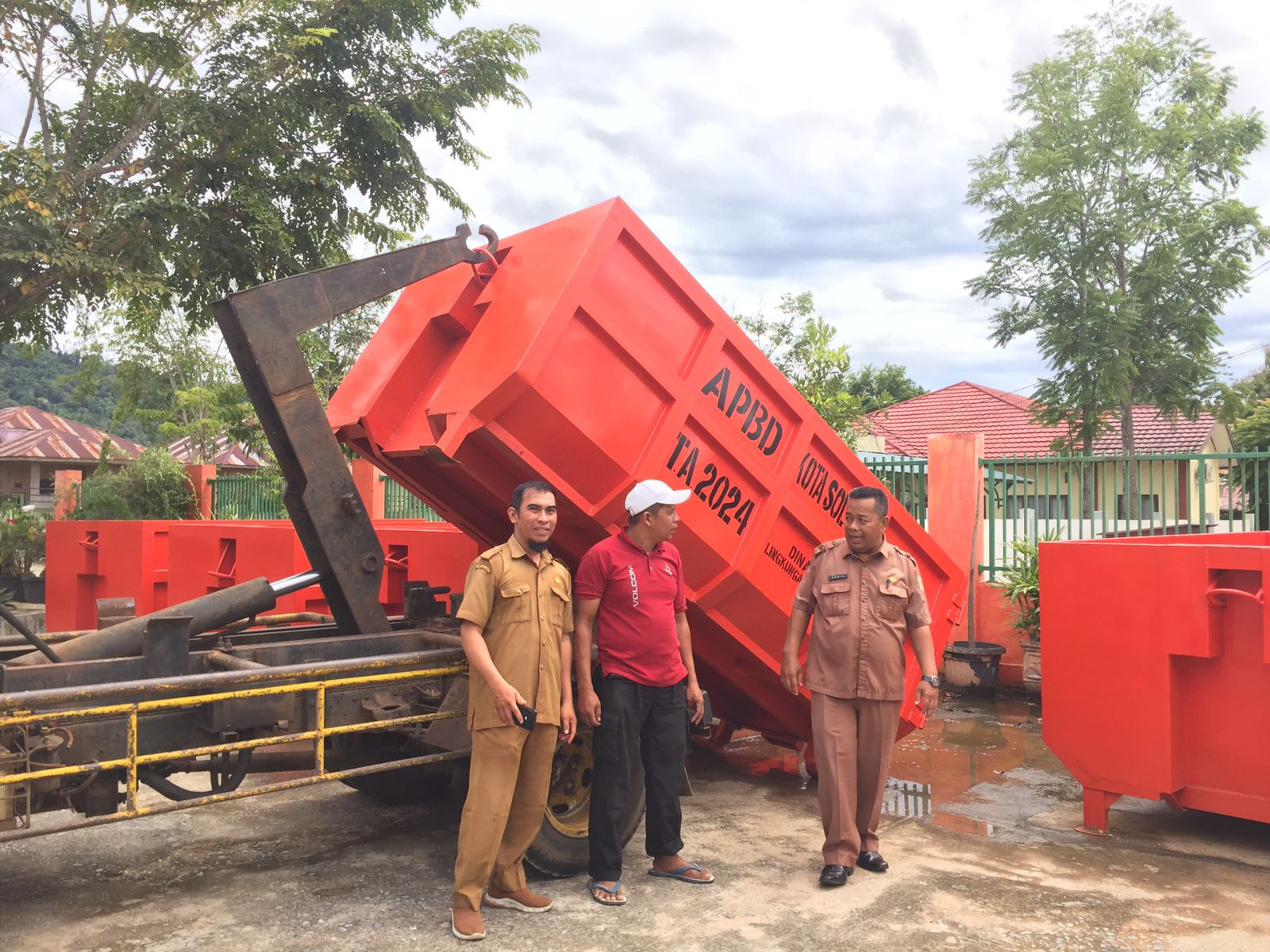 DLH Serahkan Bak Kontainer Sampah ke Lapas IIB Solok