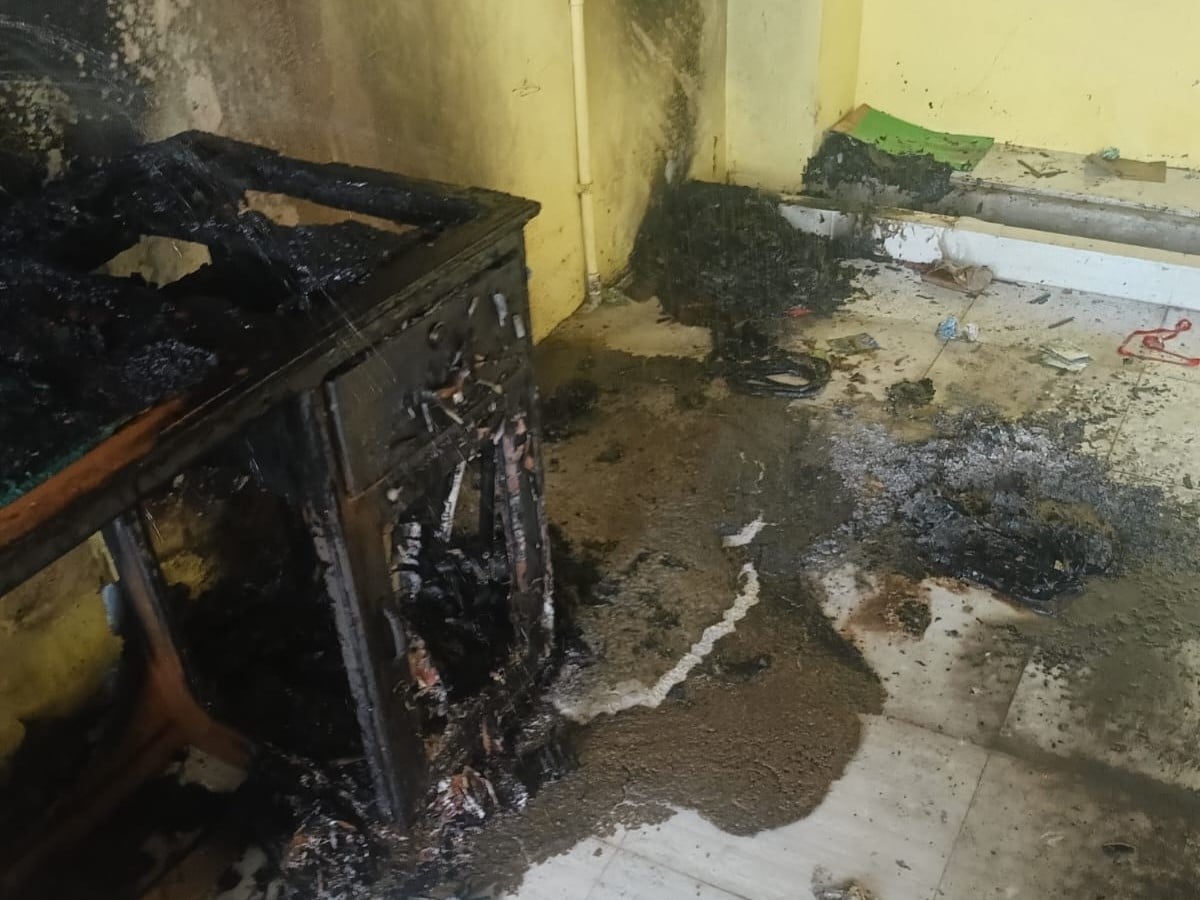 Cegah Potensi Kebakaran, Damkar Kota Solok Tangani Korsleting Listrik di Bawah Tribun Lapangan Merdeka