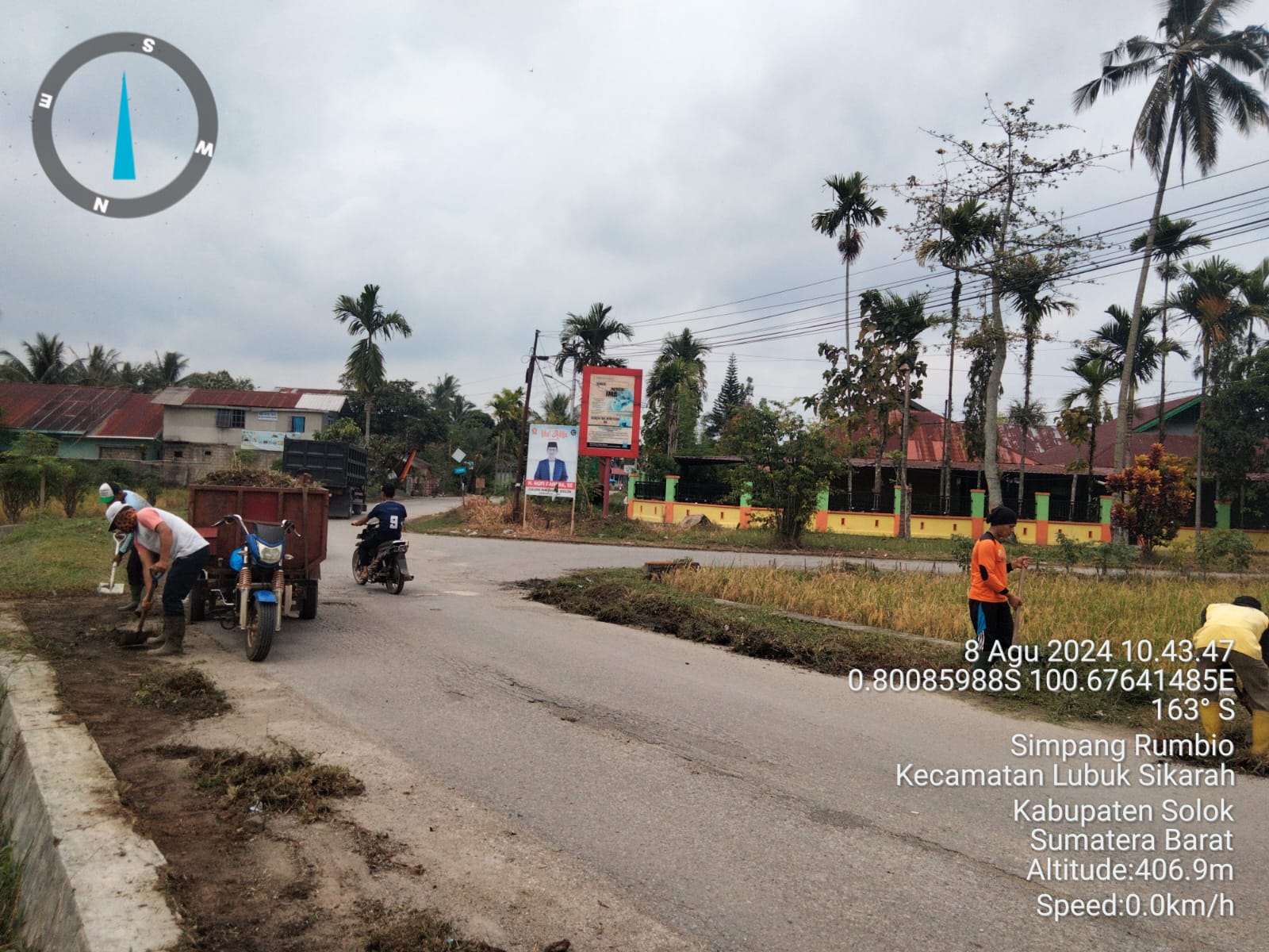 Badan Jalan  Ditumbuhi Rumput, DLH Lakukan Perapian Bahu Jalan