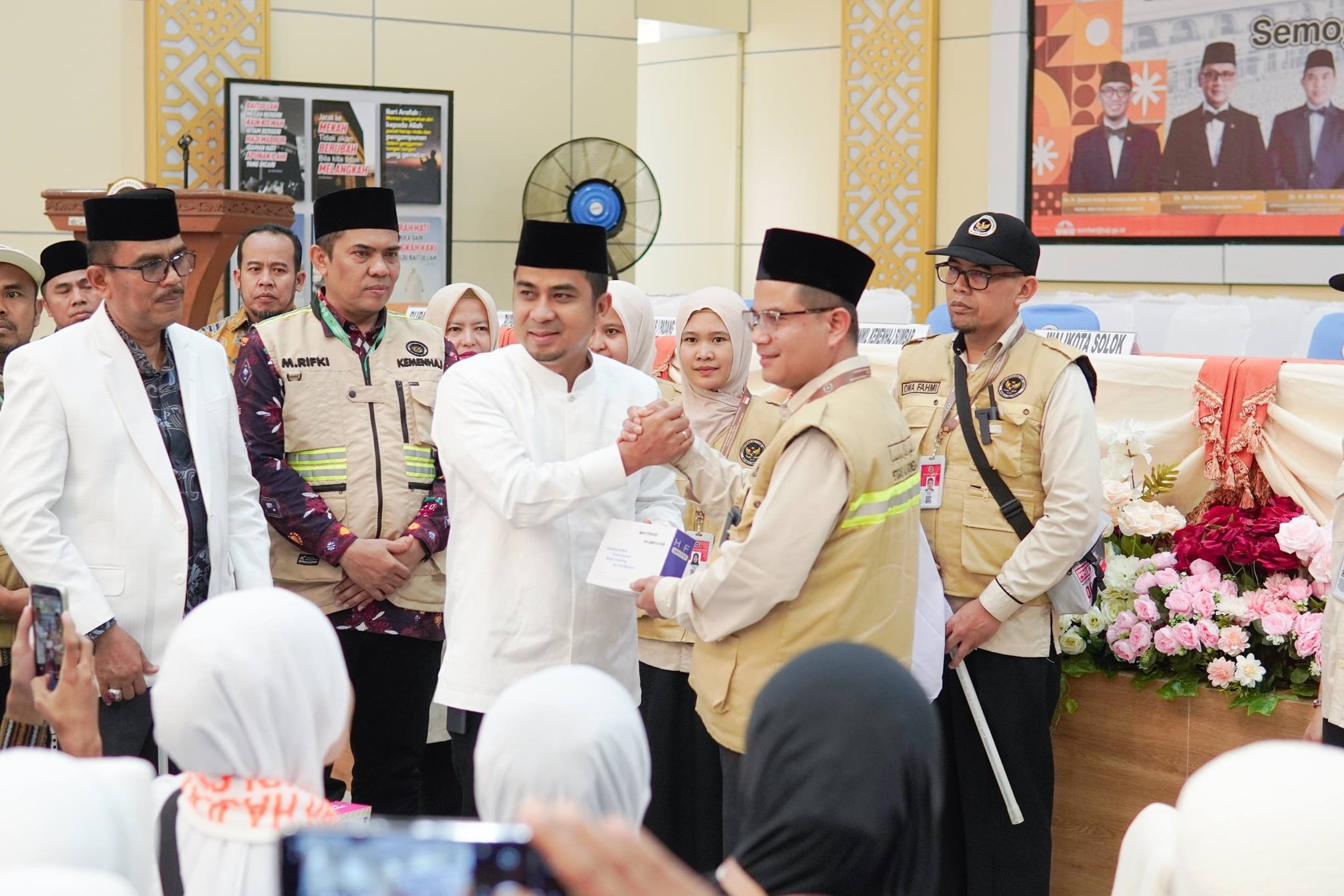 Wali Kota Solok Dampingi Penyerahan Jemaah Haji di Embarkasi Padang