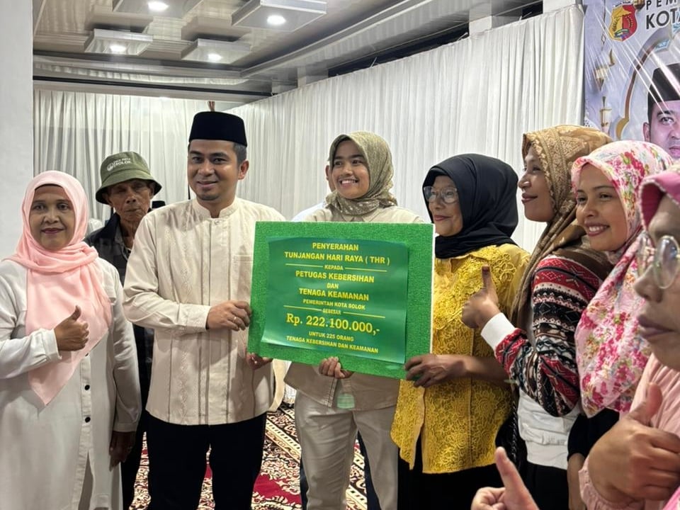 Wali Kota Solok Serahkan THR kepada 225 Petugas Kebersihan dan Keamanan