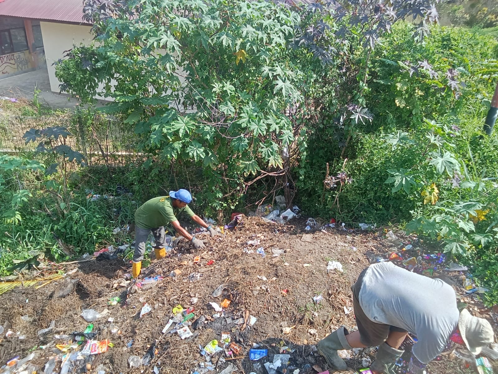 Respon Cepat Aduan Media Sosial, Dinas PerkimLH Kota Solok Bersihkan Tumpukan Sampah di Jalan Tunas Bangsa