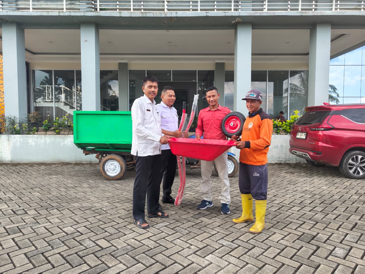 Dukung Layanan Persampahan, BPBD Serahkan Dua Gerobak ke Dinas PerkimLH 