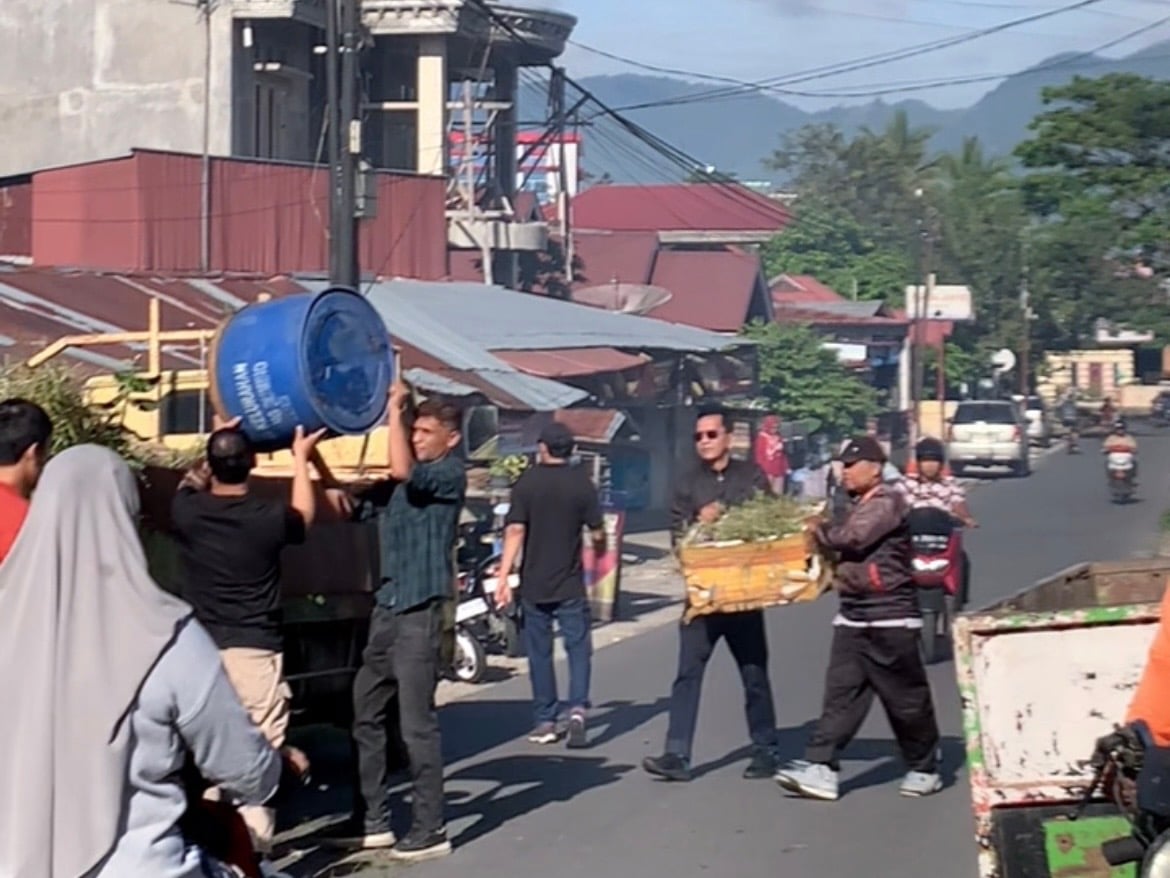 ASN dan Warga Simpang Rumbio Bersinergi Jaga Kebersihan Lingkungan Lewat Gotong Royong