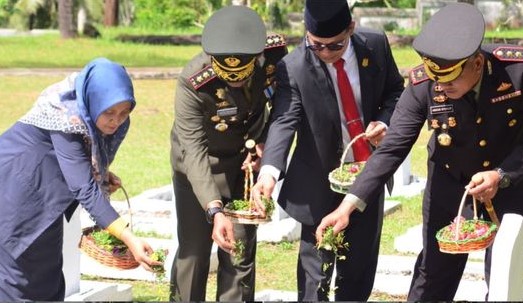 Peringati Hari Pahlawan Ke 79, Dandim 0309/Solok Bersama Forkopimda Kota Solok Laksanakan Ziarah Nasional