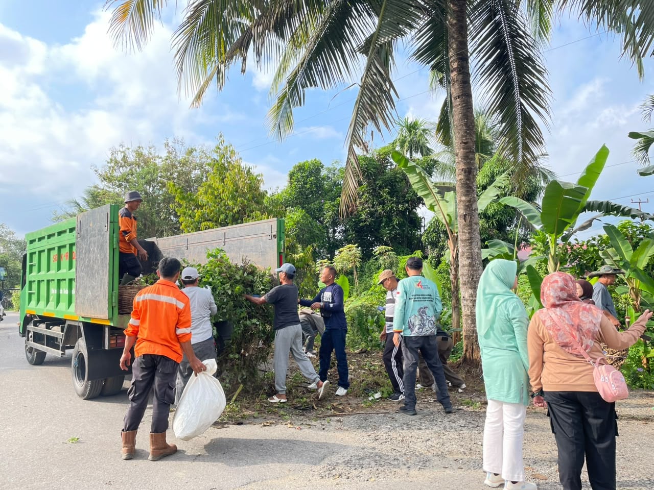 Warga Kampung Jawa Bersinergi dengan ASN Disperkim dalam Gotong Royong Serentak