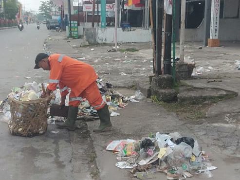 DLH Sigap Bersihkan Sampah Sisa Acara Perayaan HUT RI di Simpang Surya