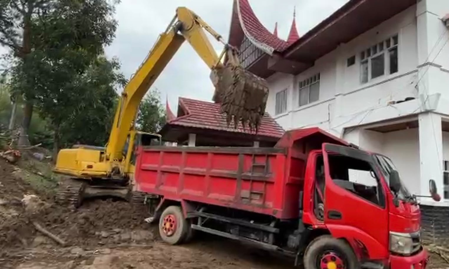 Dukung Proses Pemulihan Aktivitas di Lingkungan Perkantoran Bupati Solok, DisperkimLH Kota Solok Kerahkan Tenaga dan Armada