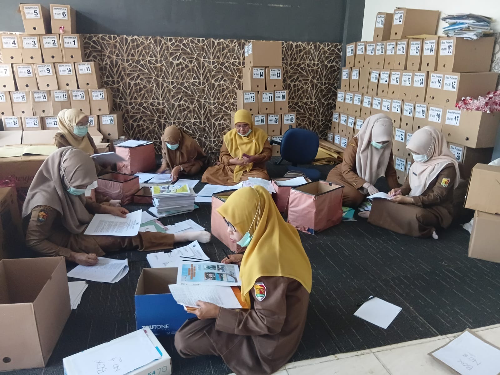Lestarikan Memori Kolektif Daerah, Dinas Perpustakaan dan Kearsipan Kota Solok Resmi Mulai Penyelamatan Arsip Gabungan