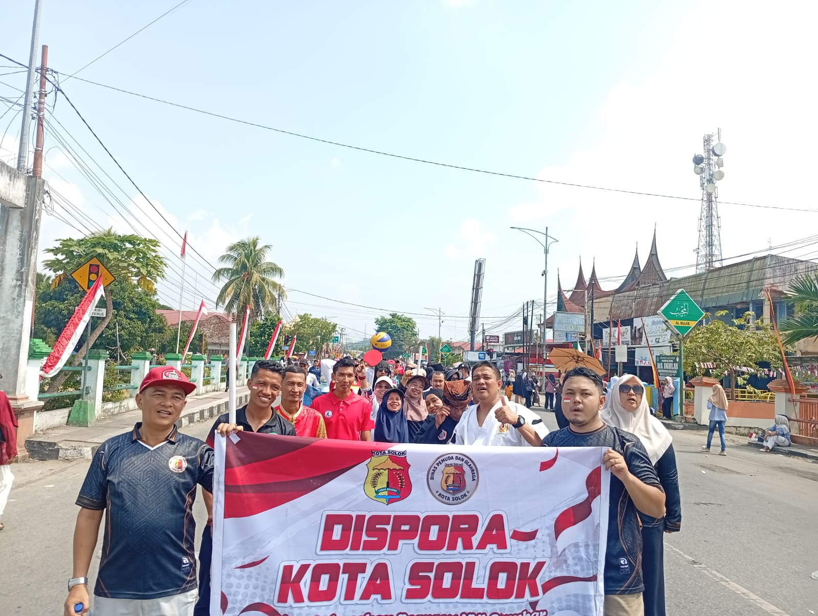 Semarak Pawai Alegoris HUT ke-81 RI, Dispora Kota Solok Gaungkan Sukses PORPROV Sumbar XVI 2026