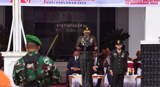 Bersama Forkopimda Kota Solok, Dandim 0309/Solok laksanakan Upacara Bendera Memperingati Hari Pahlawan.