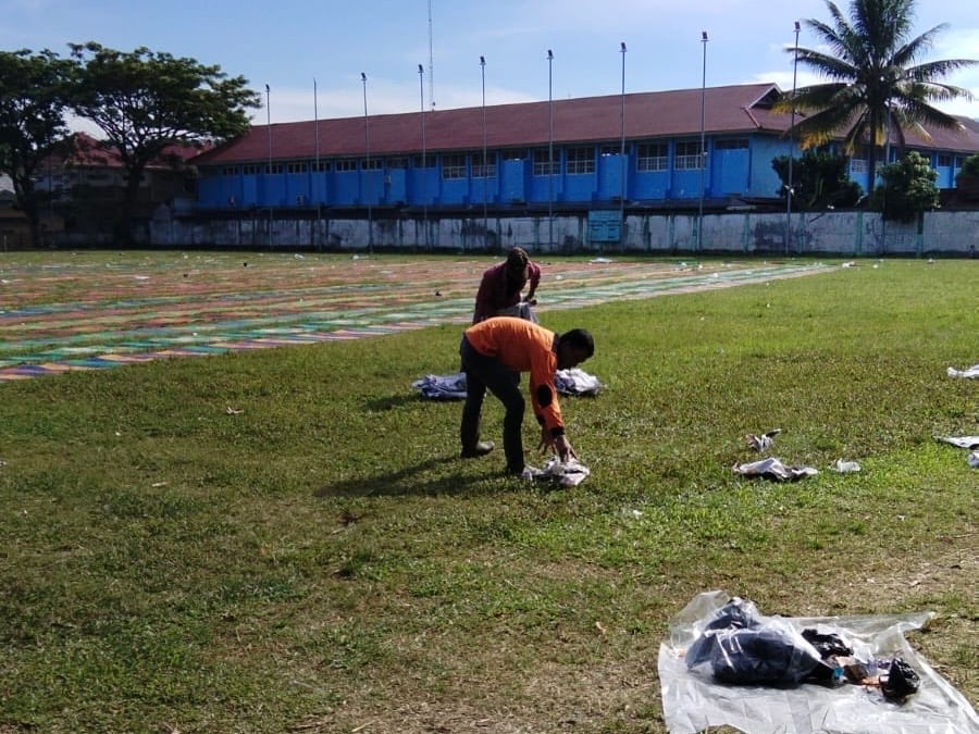 Usai Shalat Iduladha, Tenaga Kebersihan Gerak Cepat Bersihkan Sampah di Lapangan Merdeka