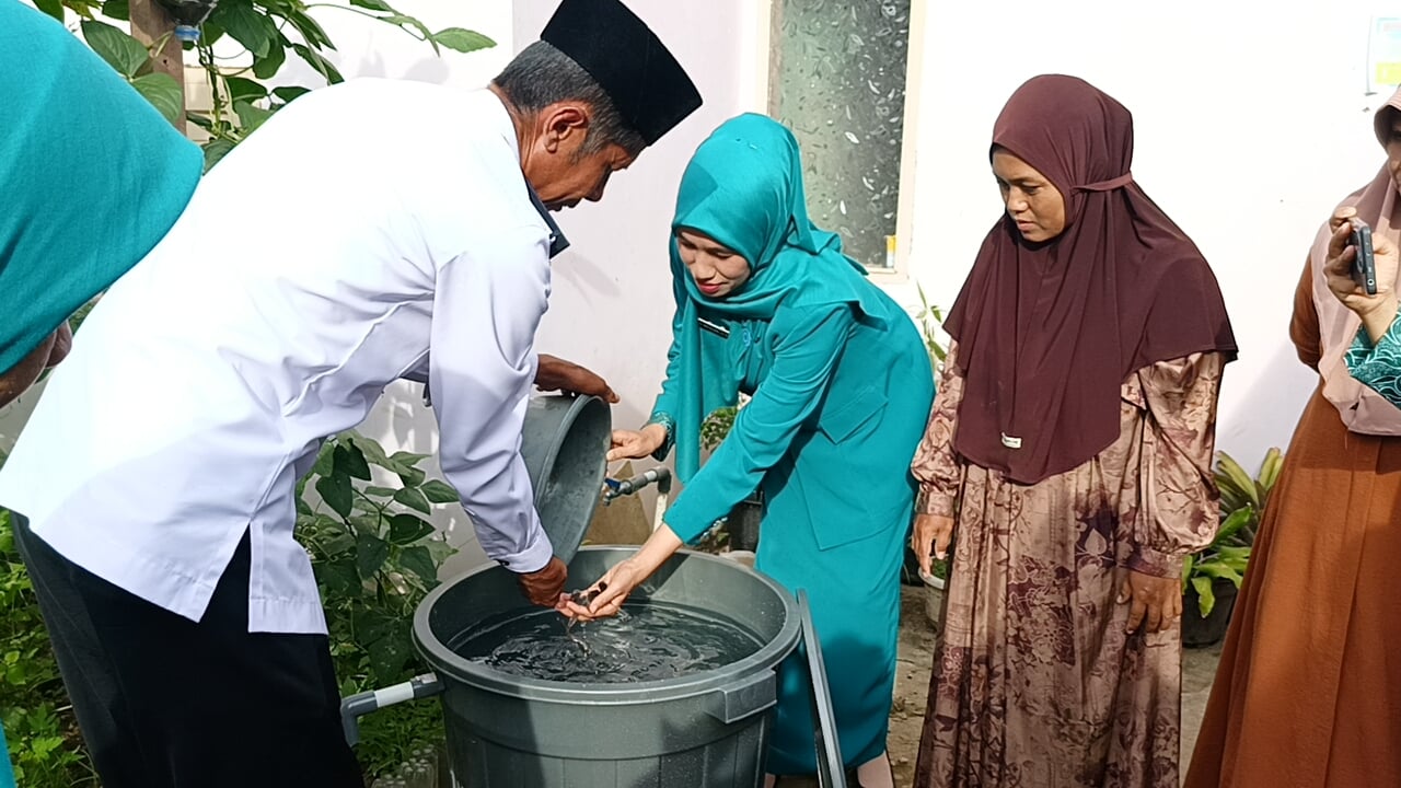 Salurkan 1.600 Bibit Lele, Lurah Tanah Garam Dorong Ketahanan Pangan Keluarga