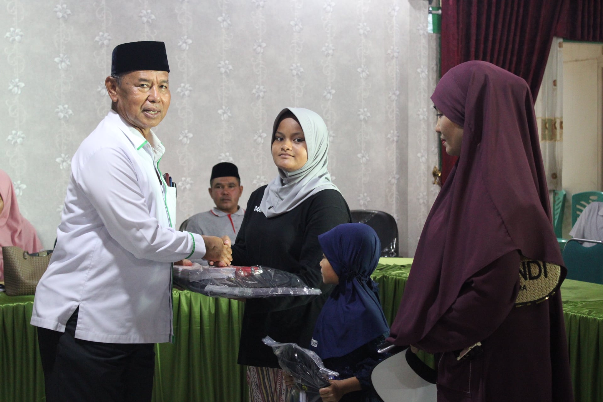 BAZNAS Kota Solok Salurkan Paket Sembako untuk Anak Yatim dan Disabilitas