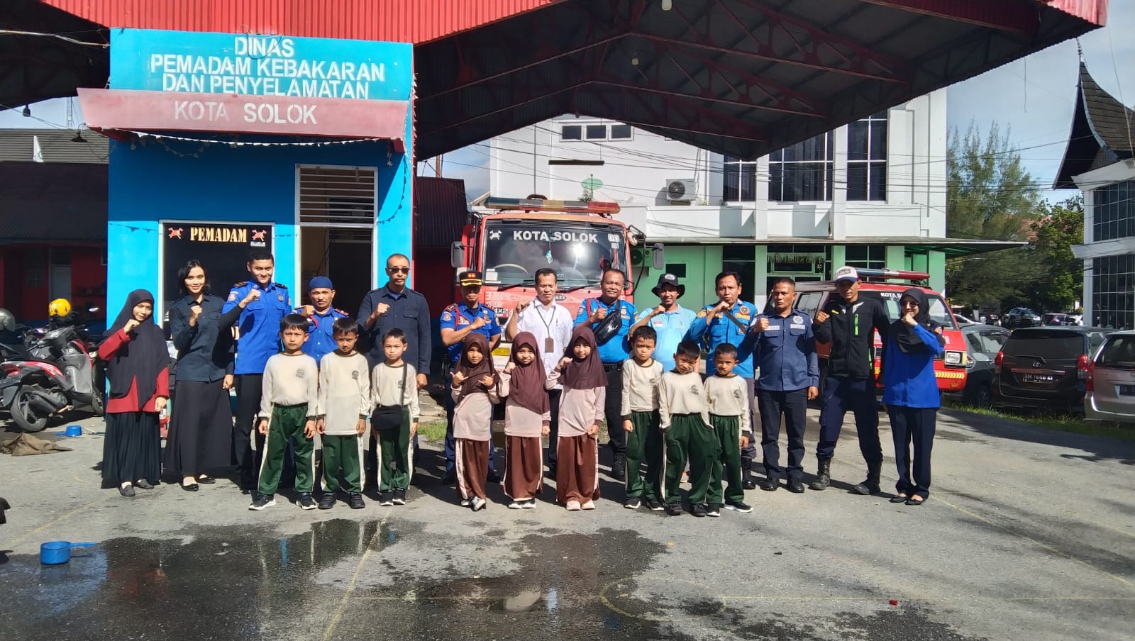 Siswa SDIT Leadership Qur’an Antusias Ikuti Edukasi Kebakaran di Pos Damkar Kota Solok