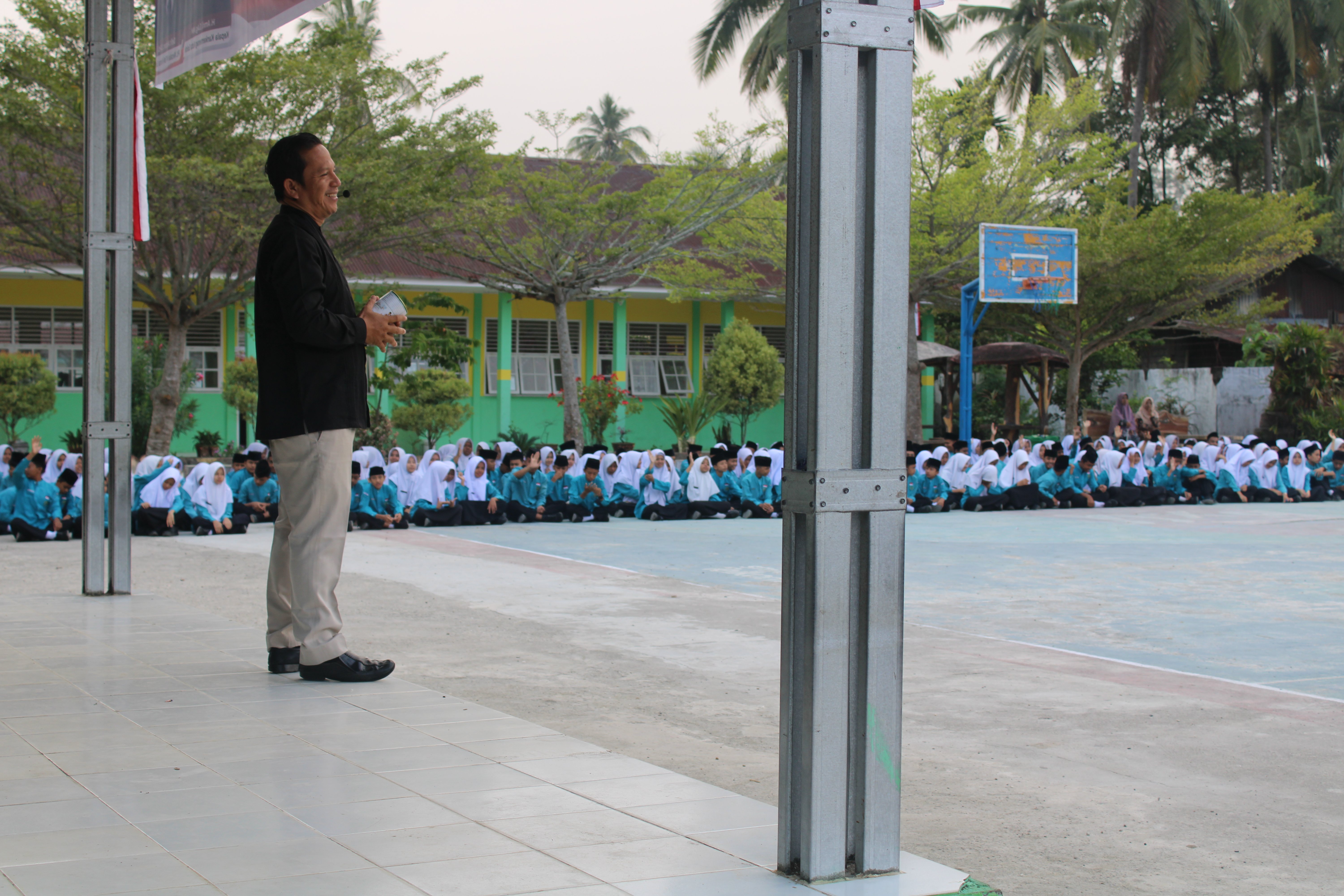 BAZNAS Kota Solok Kenalkan Celengan Sedekah Subuh kepada Murid Baru MTsN