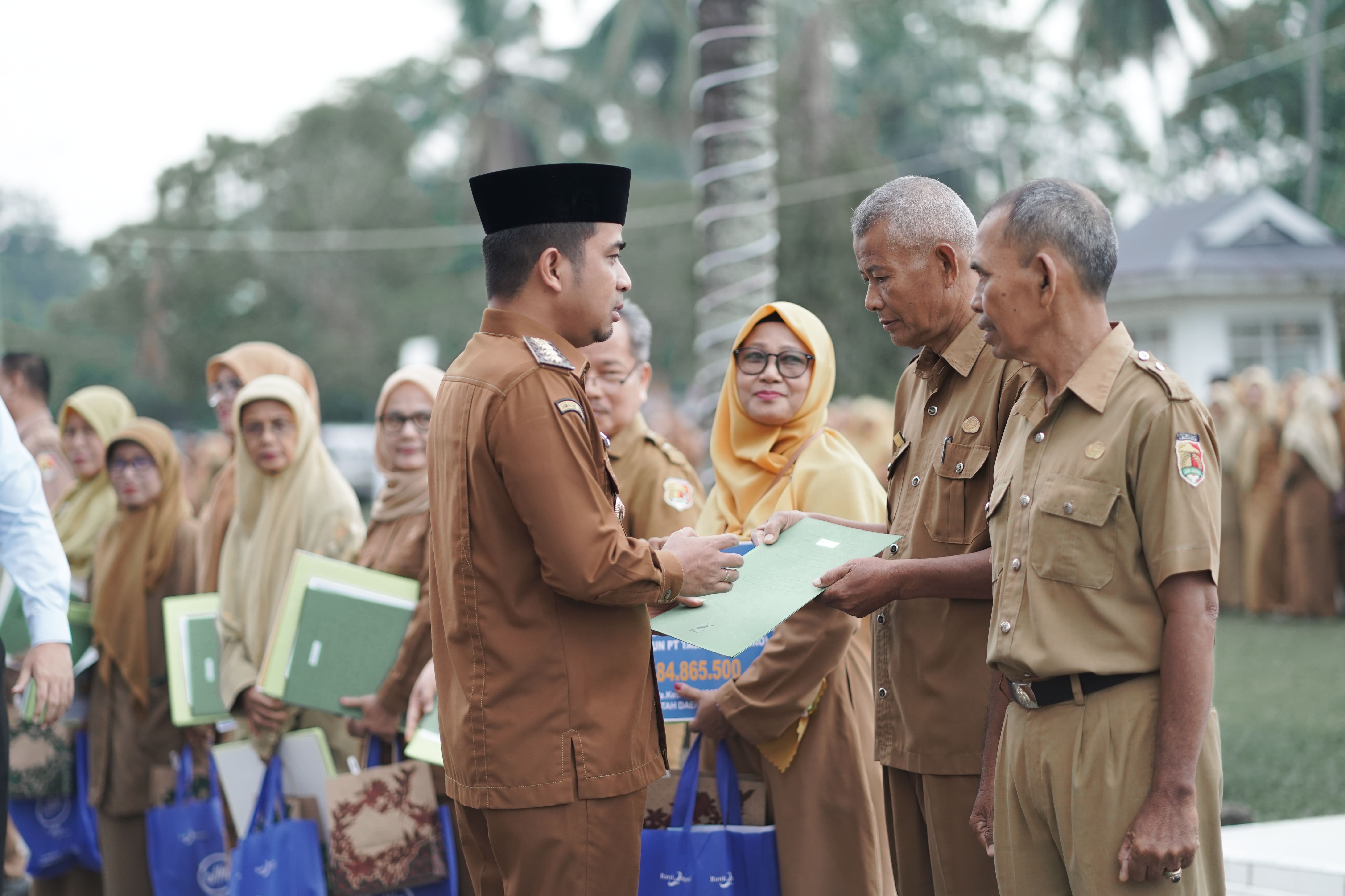 41 Tahun Mengabdi, Sarmijan Terima Hadiah Umrah dari Pemko Solok