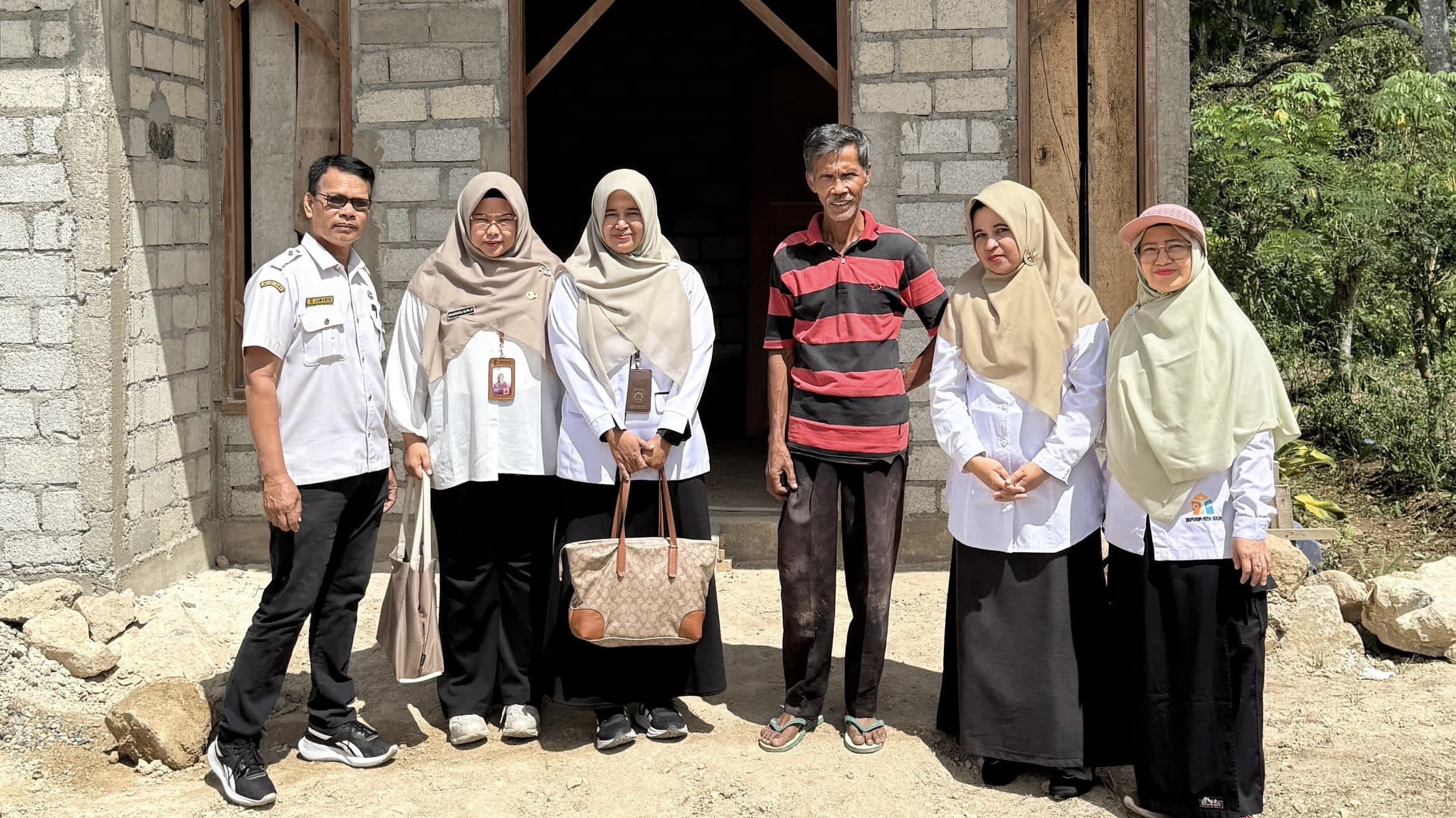 Warga Nan Balimo Terima Bantuan Rehabilitasi Rumah Tidak Layak Huni dari DisperkimLH