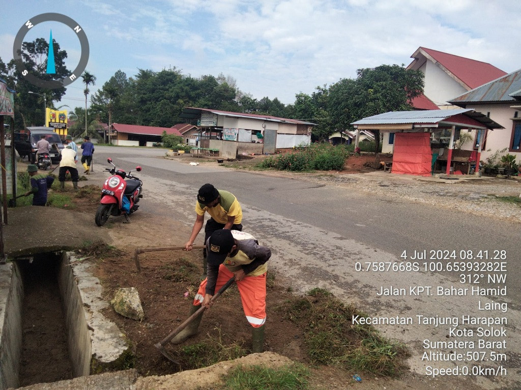 Antisipasi Banjir, DLH Bersihkan Drainase Simpang Lima Laing