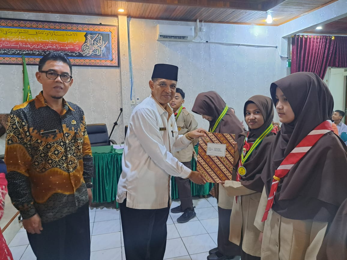 Juara Kompetisi Sains Madrasah Tingkat Kota Terima Penghargaan