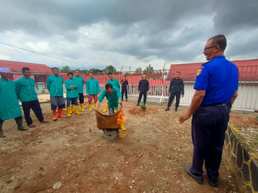 Antisipasi Bahaya Kebakaran, Lapas Kelas II B Solok Gelar Simulasi