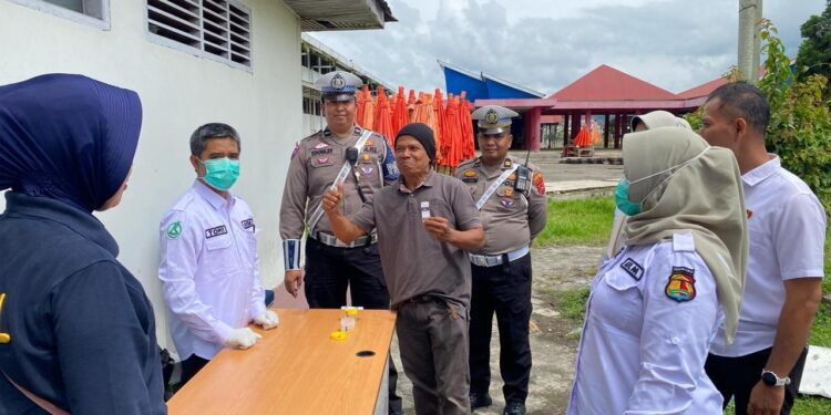 Polres Solok Kota Lakukan Tes Urine Terhadap Sopir Bus di Terminal Bareh Solok