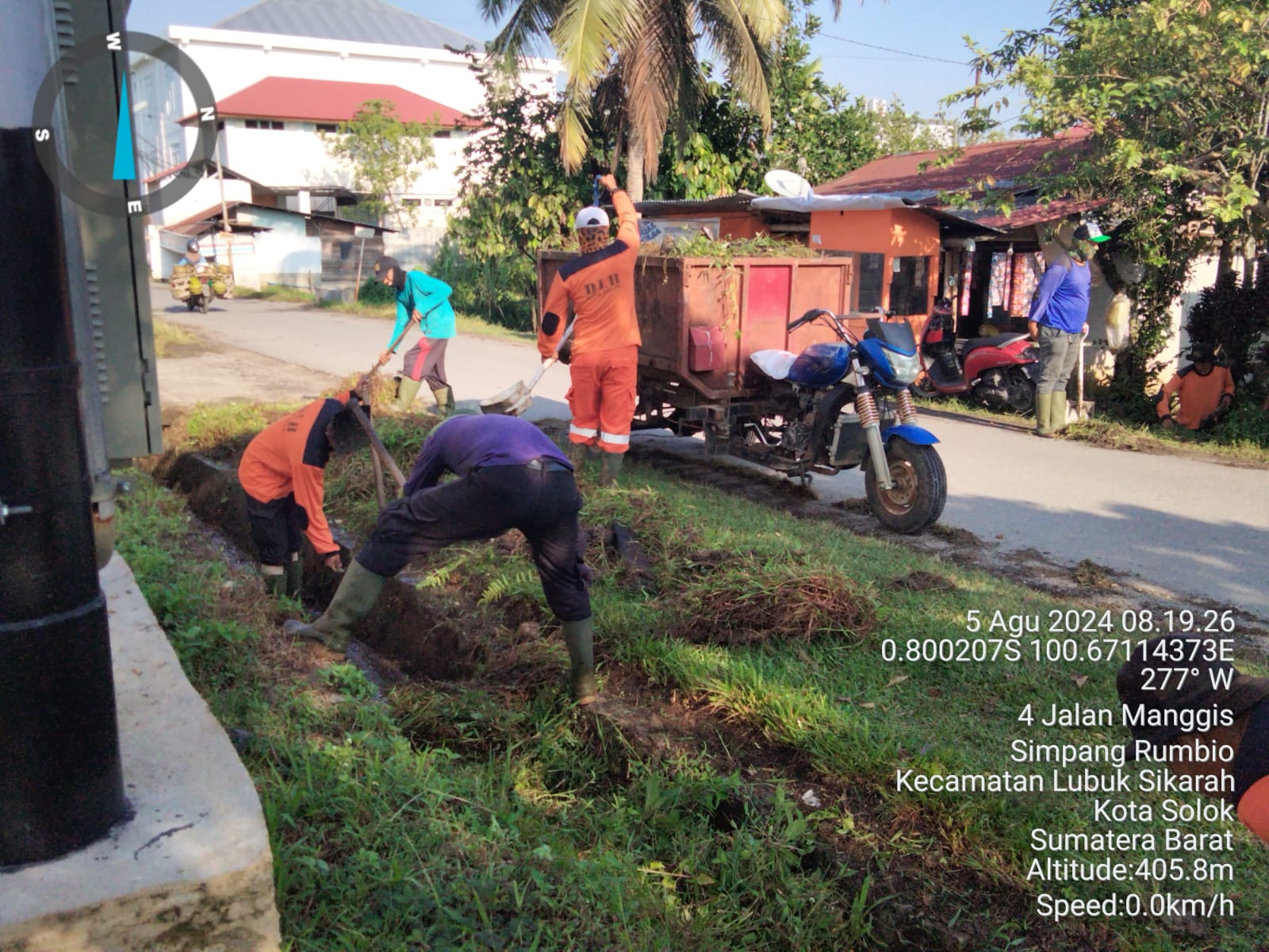 Ditumbuhi Rumput, DLH Bersihkan Drainase di Jalan Manggis Simpang Rumbio