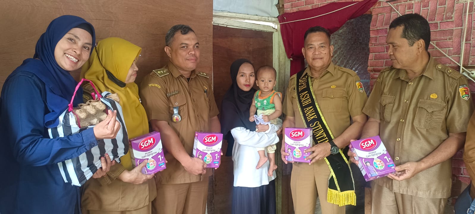 Satu Orang Baduta Stunting di Keluhanan IX Korong Terima Bantuan Paket Makanan Tambahan