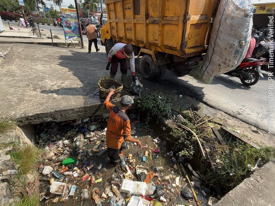 Temukan Sampah Kiriman dari Hulu, Dinas PerkimLH Kota Solok Imbau Warga Berhenti Mengotori Saluran Air