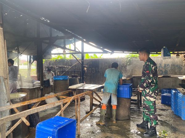 Babinsa Dampingi Pelaku UMKM Pembuatan Tahu di Desa Binaan