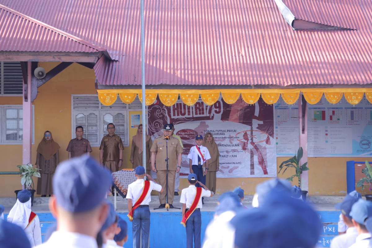 Wako Zul Elfian Pembina Upacara di SMPN 6 Kota Solok