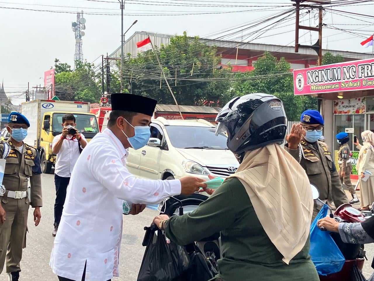 Wali Kota Solok Pimpin Pembagian 25 Ribu Masker Antisipasi Kabut Asap