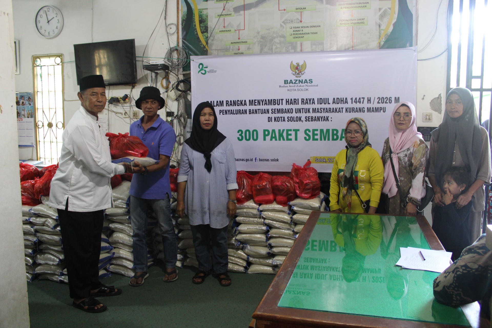 Jelang Iduladha 1447 H, Ratusan Warga Kota Solok Terima Bantuan Sembako dari BAZNAS