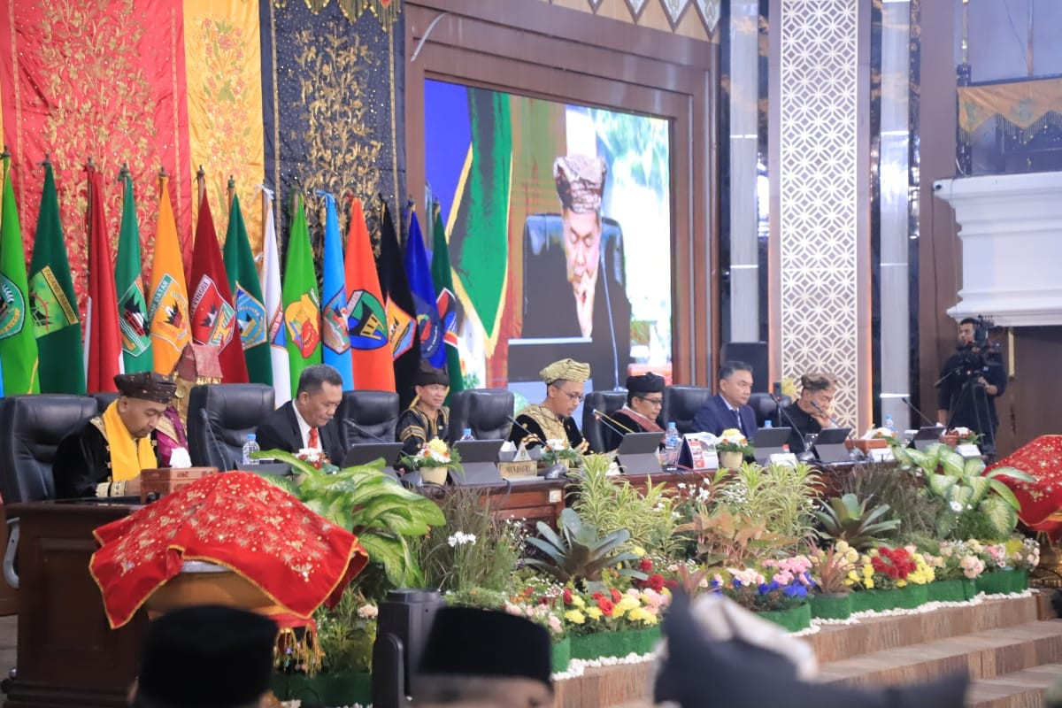 Wako Solok Hadiri Sidang Paripurna Hari Jadi Provinsi Sumatera Barat ke 79 ·