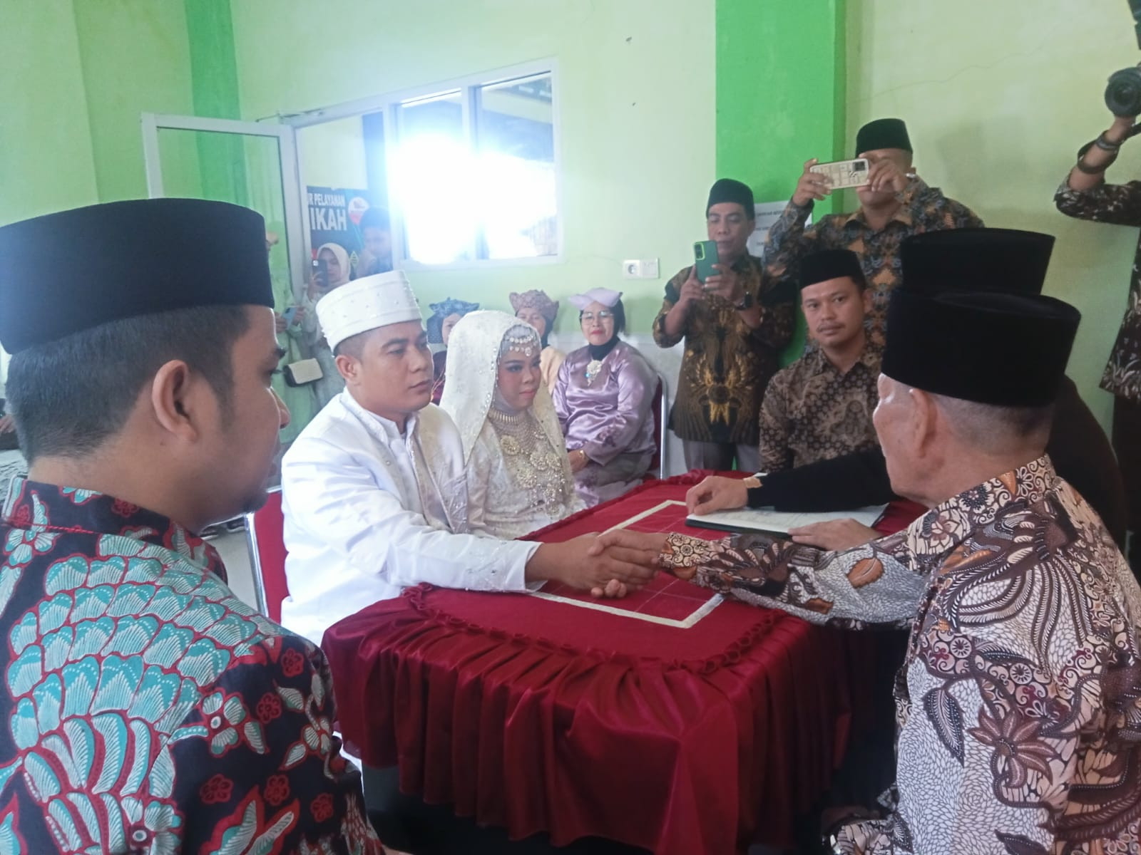 Istimewa, Wakil Walikota Solok Hadir di KUA Lubuk Sikarah Sebagai Saksi Akad Nikah 