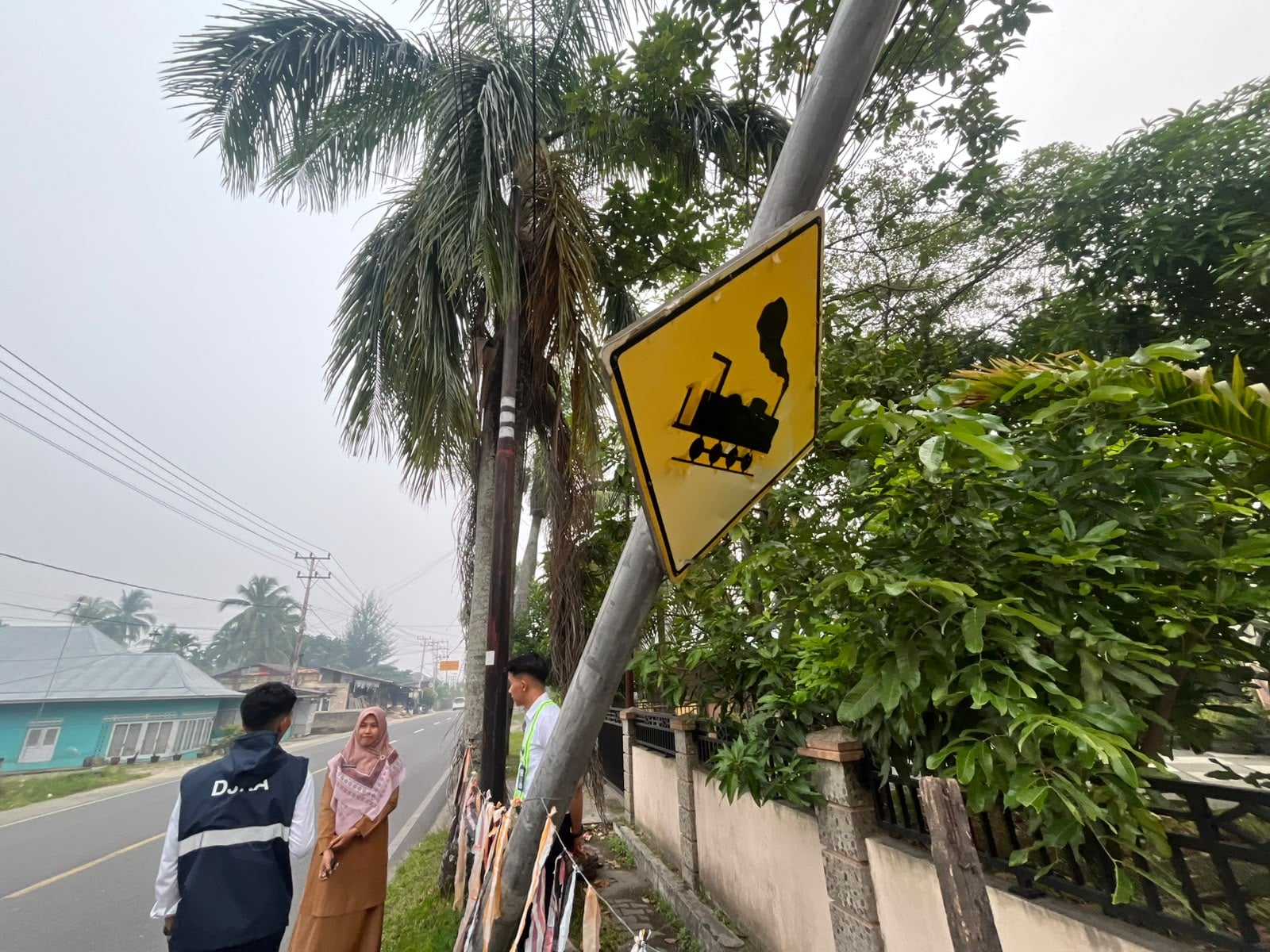 Rambu Perlintasan Kereta Api Miring, Dishub Kota Solok Lakukan Pengecekan Bersama BTP Padang