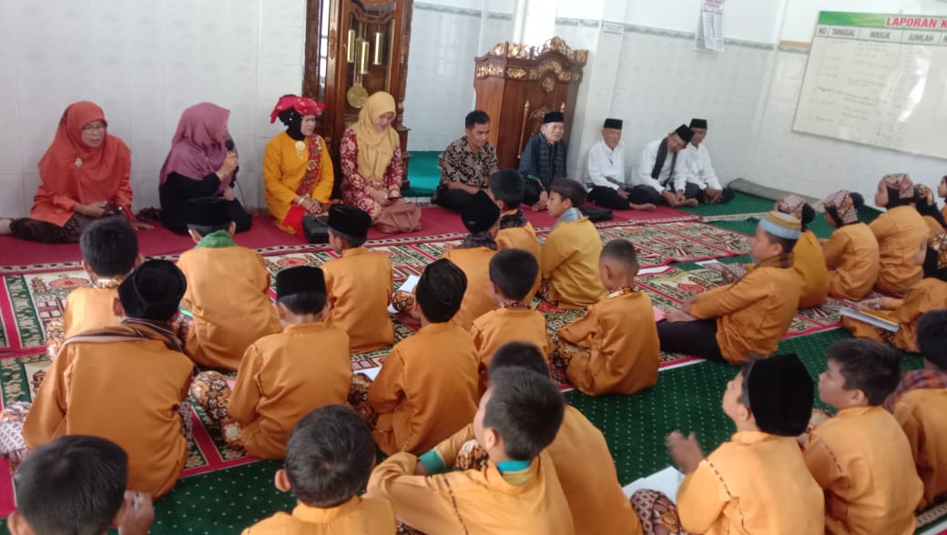 Siswa SDN 04 Kelurahan IX Korong Diperkenalkan Pidato Adat Minangkabau