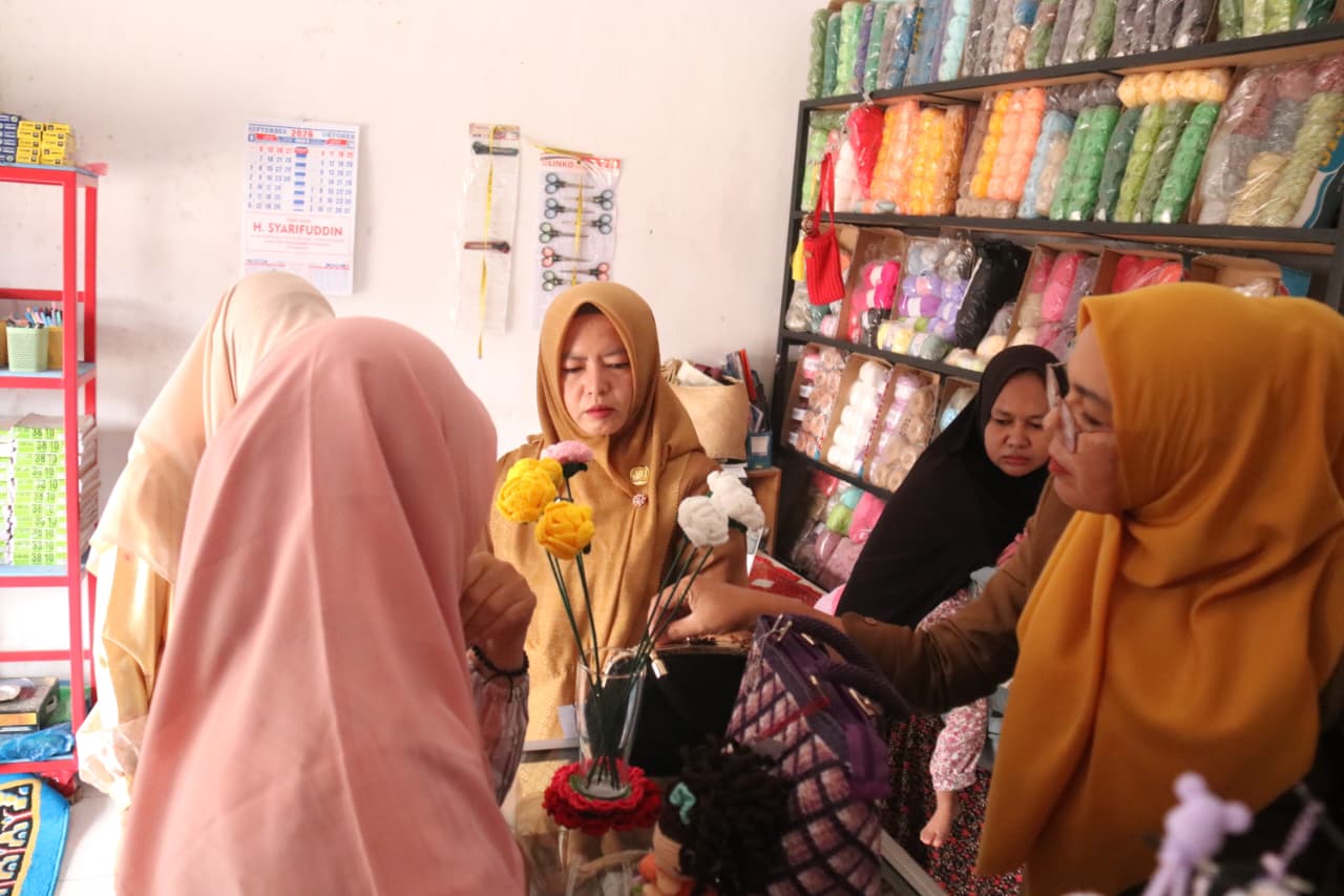 Dekranasda Kota Solok Bina dan Kurasi Produk IKM Rajut Bunga Padi dan Iyan Galeri