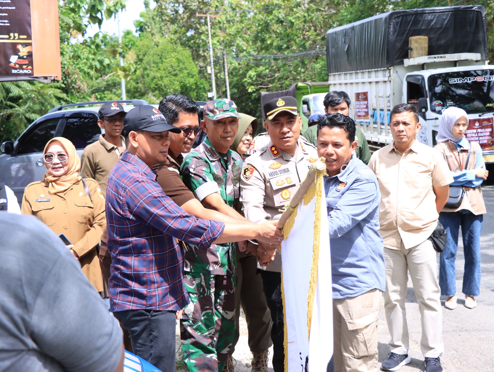 Kapolres Solok Kota Hadiri Pelepasan Logistik Pilkada di Kantor KPU Kota Solok 