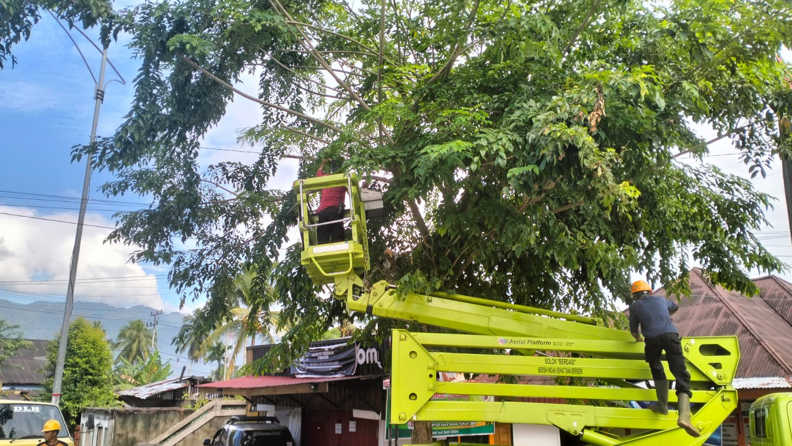 DLH Pangkas Pohon di Sekitar Jalan Ir. Soekarno