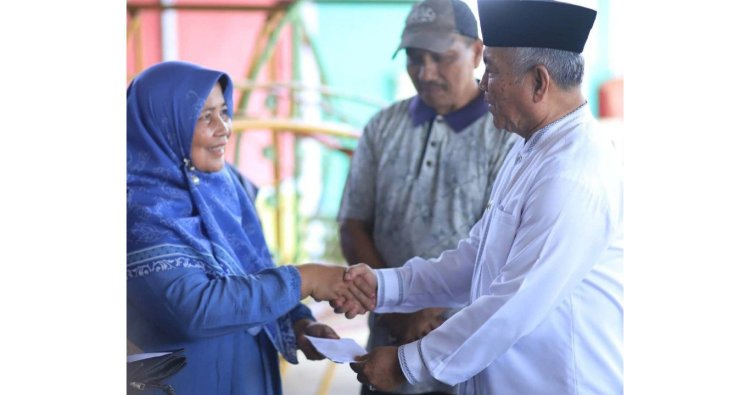 Wawako Solok Serahkan Bantuan untuk Korban Kebakaran Simpang Rumbio