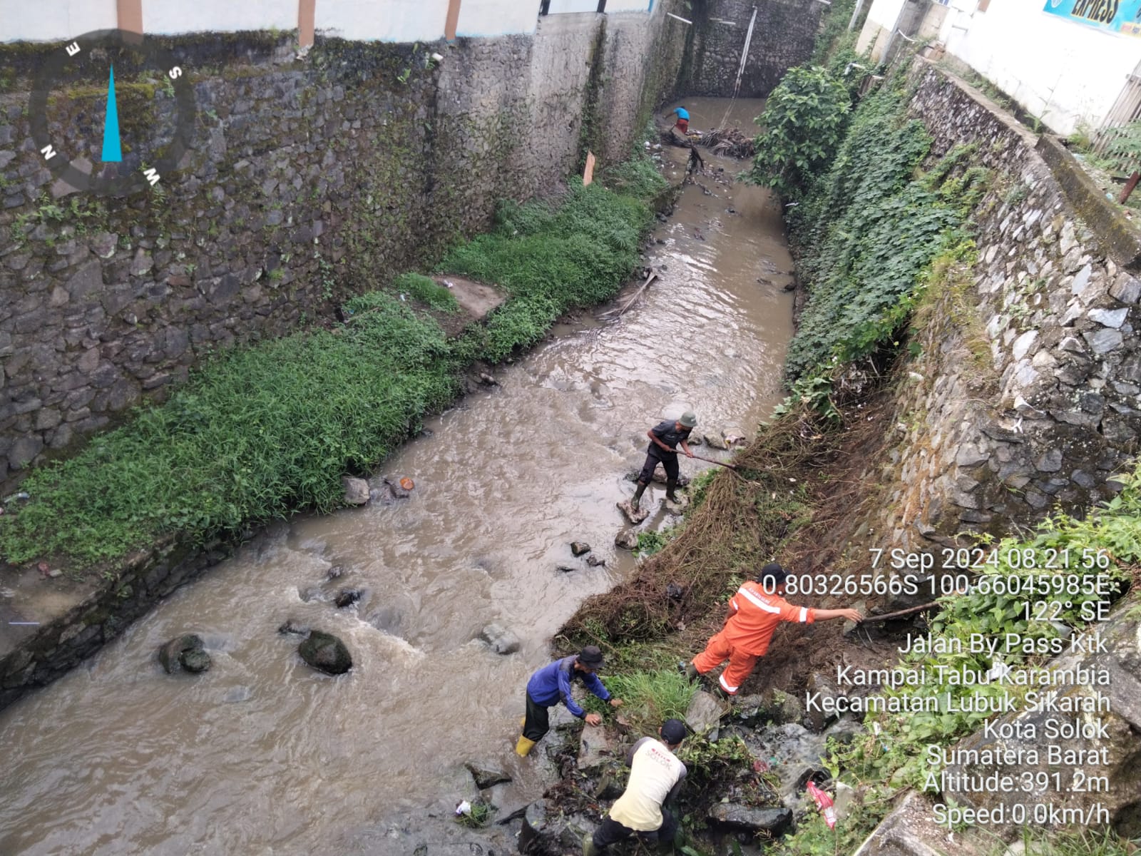 Antisipasi Banjir, Petugas DLH Kota Solok Bersihkan Salter