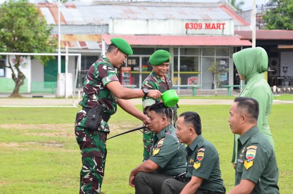 Dandim 0309/Solok Pimpin Upacara Kenaikan Pangkat 13 Personel Bintara dan Tamtama